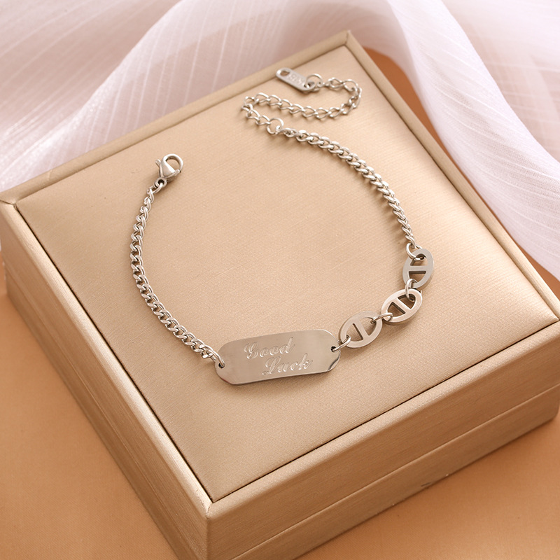 Pulsera de trébol de acero titanium vendedora caliente transfronteriza europea y americana con incrustaciones de concha pulsera colgante pulsera de diseño avanzado sin desvanecimiento al por mayor