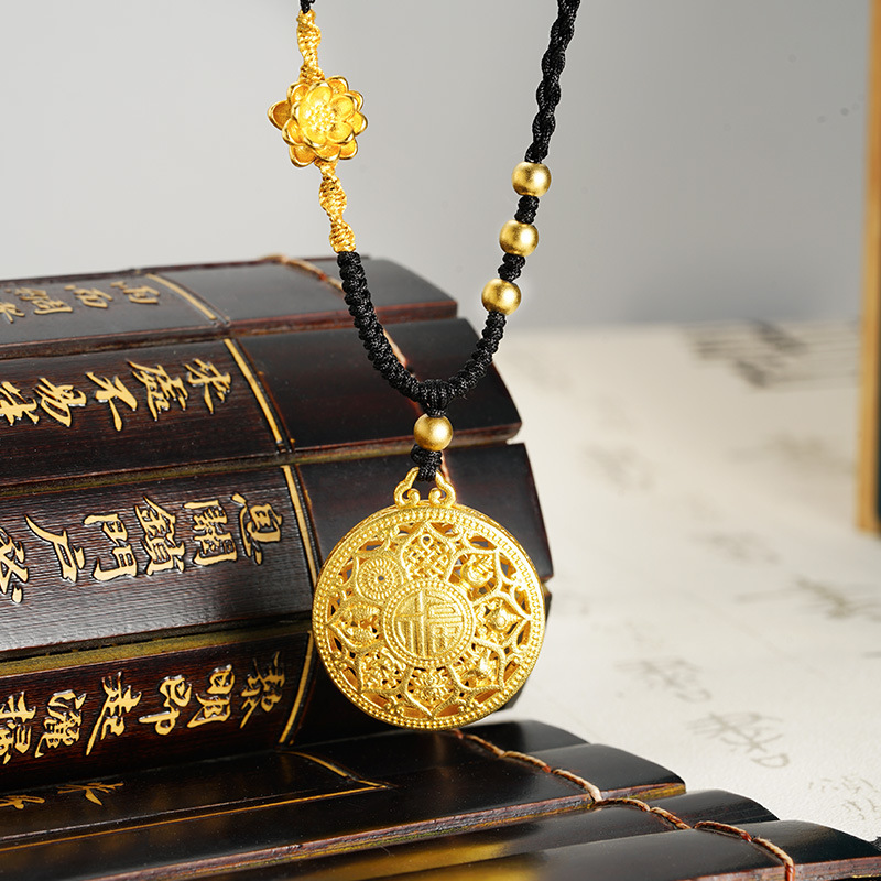 Herencia de oro de arena antigua, brújula de ocho tesoros, collar de bendición, estilo chino hueco, retro, marea nacional, joyería de aleación de cobre al por mayor