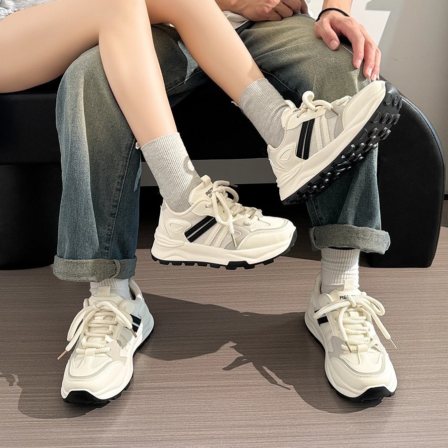 Pequeños zapatos blancos para mujeres 2025 nuevos zapatos deportivos de estudiantes zapatos de skate para mujeres zapatos de carreras casuales con suela plana
