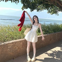 バレエ風ストラップワンピース女性2025夏の新しい白い腰が痩せて見えるデザイン感のあるつぼみスカート