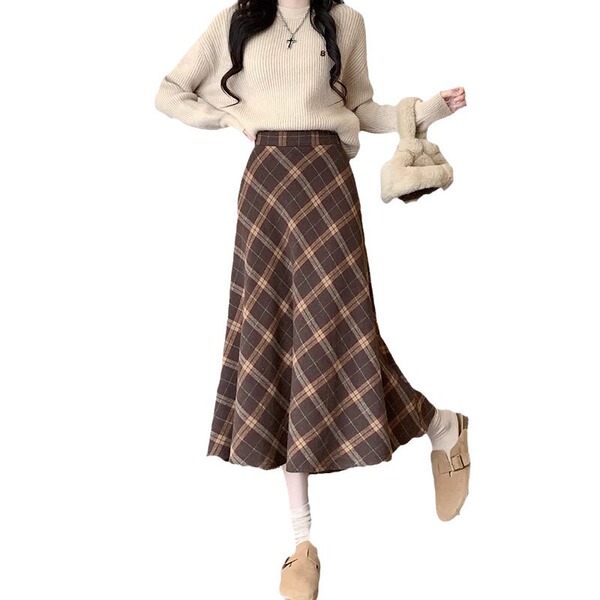 Long retro brown colored woolen autumn demi-season long skirt
