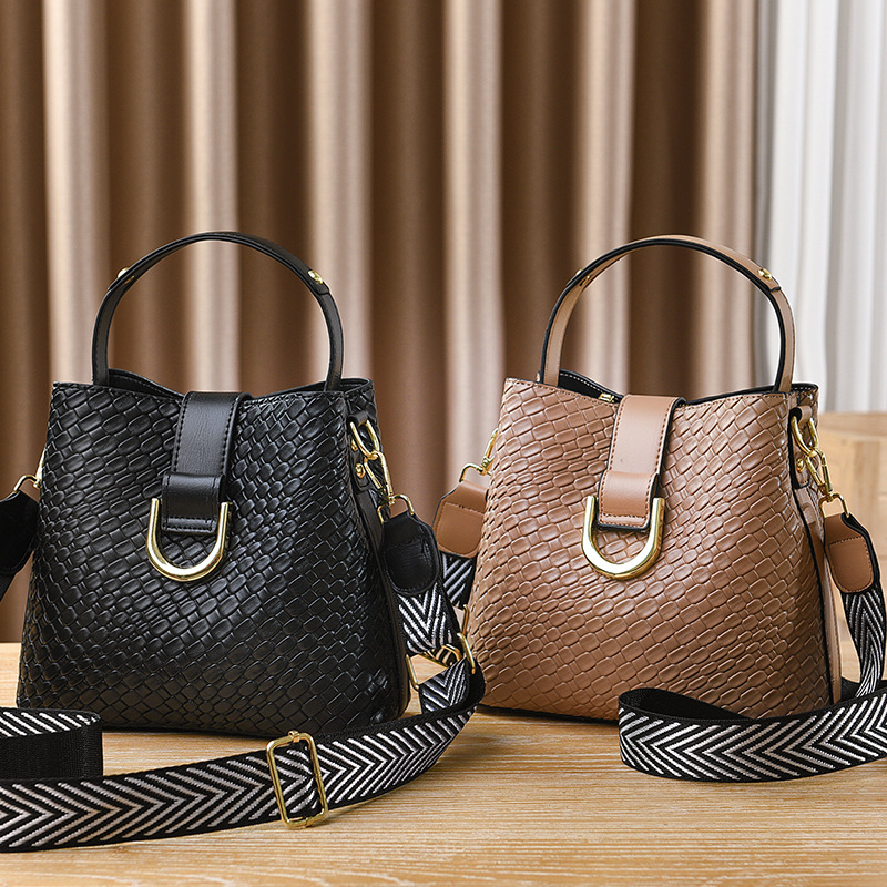 Bolsa de fábrica 2024 nueva bolsa de cubo de cercanías bolsa de moda de gran capacidad bolsa de hombro de las mujeres entrega de una sola pieza