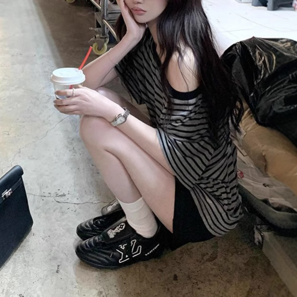 韓国版の新しいゆったりとしたレイジーストライプの斜め肩半袖Tシャツ、夏の女性用、肉感をカバーし、スリムに見せる、オフショルダーのリラックストップ|undefined