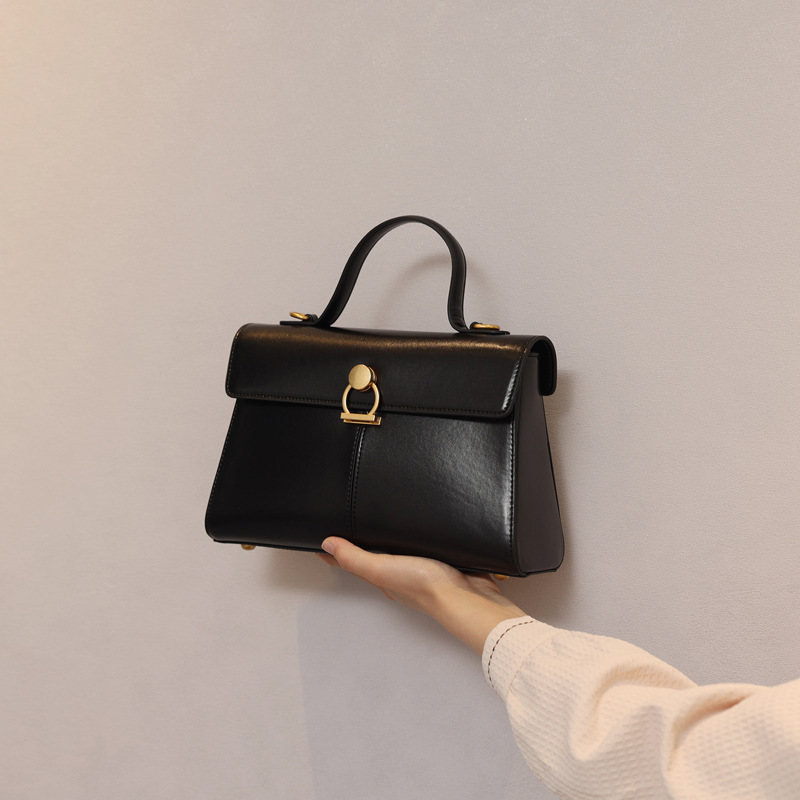 Red handheld capacious retro shoulder bag for bride