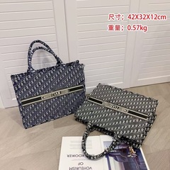 新しいハイエンドファッション多用途ニッチデザインインワンショルダーポータブル大容量通勤トートボックスなし