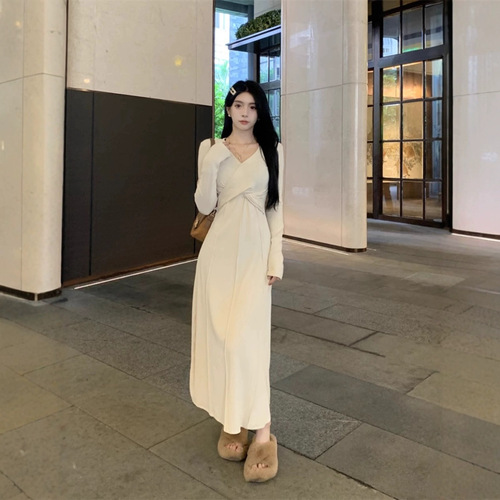 French-style gentle V-neck knit dress for women, autumn high-end, for plus-size women with a slimming waist, elegant long dress