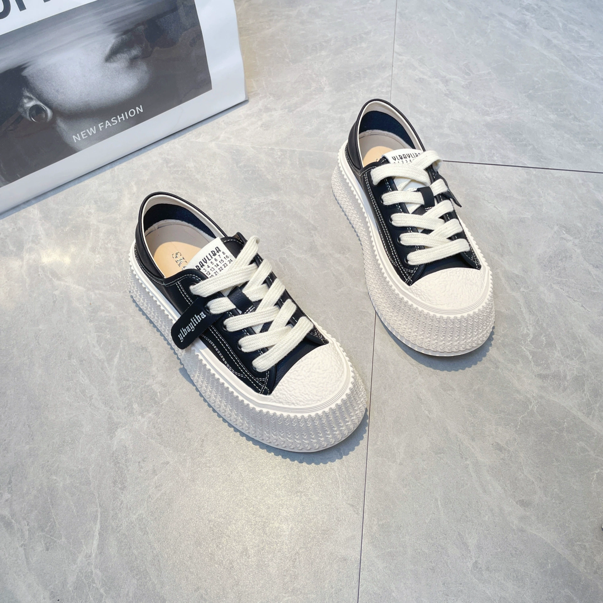 Женские 2024 новые весенние летние дикие кексы с толстым дном, дышащие, улучшенные повседневные кроссовки, обувь, печенье, кожаные маленькие белые туфли