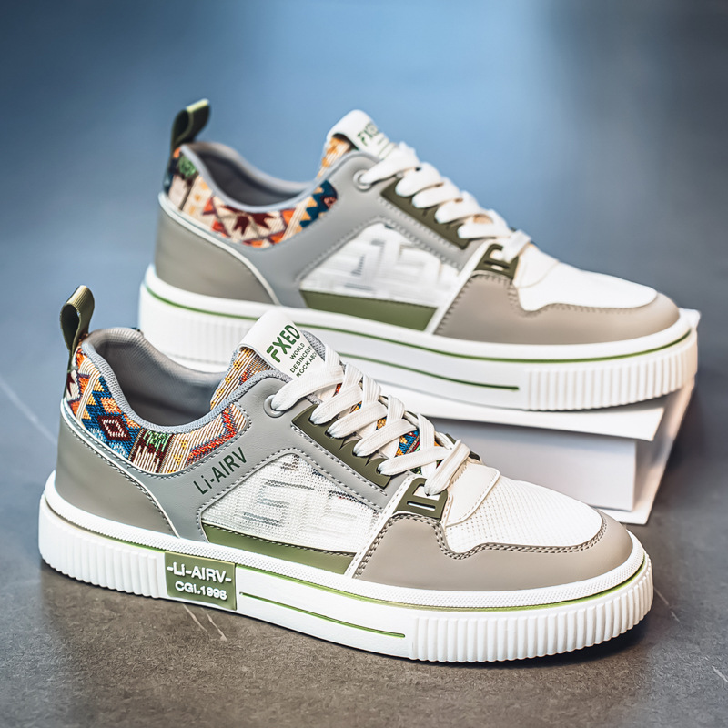 Comercio exterior transfronterizo zapatos de hombre verano 2025 nuevo estilo malla deportes ocio pequeñas zapatillas blancas estudiantes de secundaria zapatos de moda al por mayor