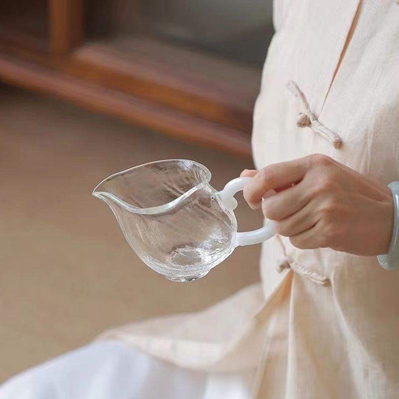 Wholesale fair cup with handle tea dispenser household kung fu tea set eagle beak male cup transparent glass fair cup