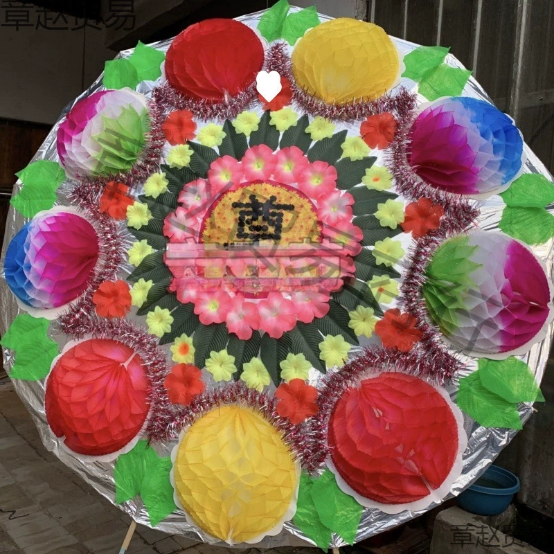 Белые похоронные венки, похоронные принадлежности, специальные складные венки-зонтики с ярким дном, готовая продукция, оптом от десяти штук.