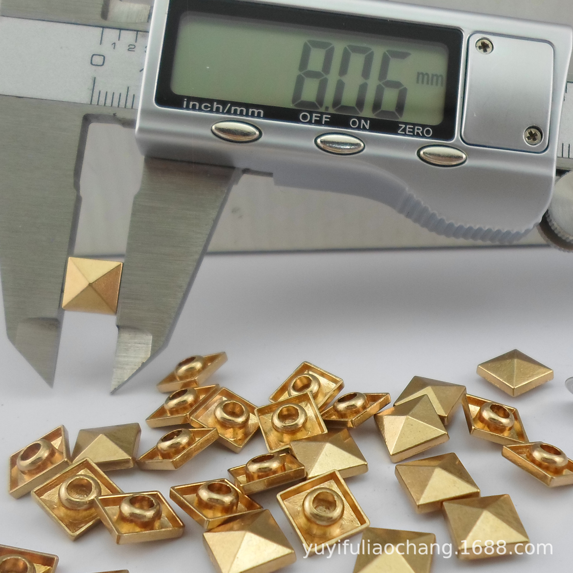 8×4MM方形尖顶撞钉 合金朋克铆钉 方形柳丁 金字塔箱包配件