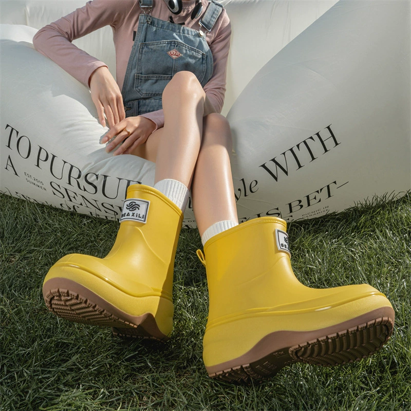 Женские модные резиновые сапоги для трансграничной моды, верхняя одежда в корейском стиле, универсальная и удобная обувь для воды, нескользящая кухонная резиновая обувь, водонепроницаемая обувь на толстой подошве для женщин.