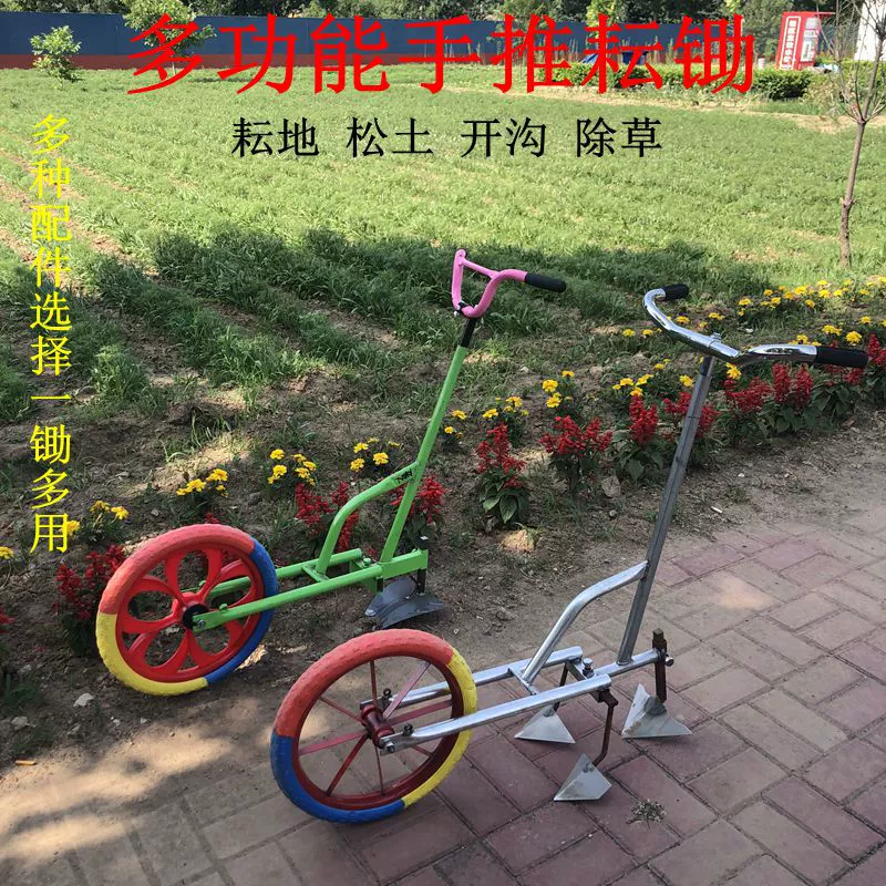 Рука толкает ручное средство прополки