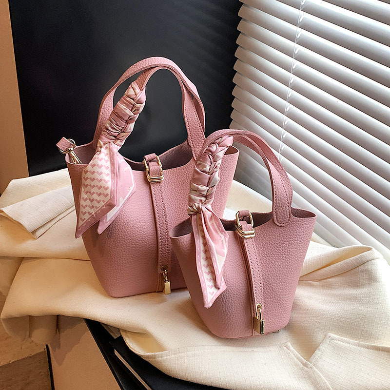 2025 nueva versión coreana de la bolsa de cubo portátil de nicho, moda femenina, bolsa de mensajero explosiva, bolso de hombro de todo fósforo de cercanías