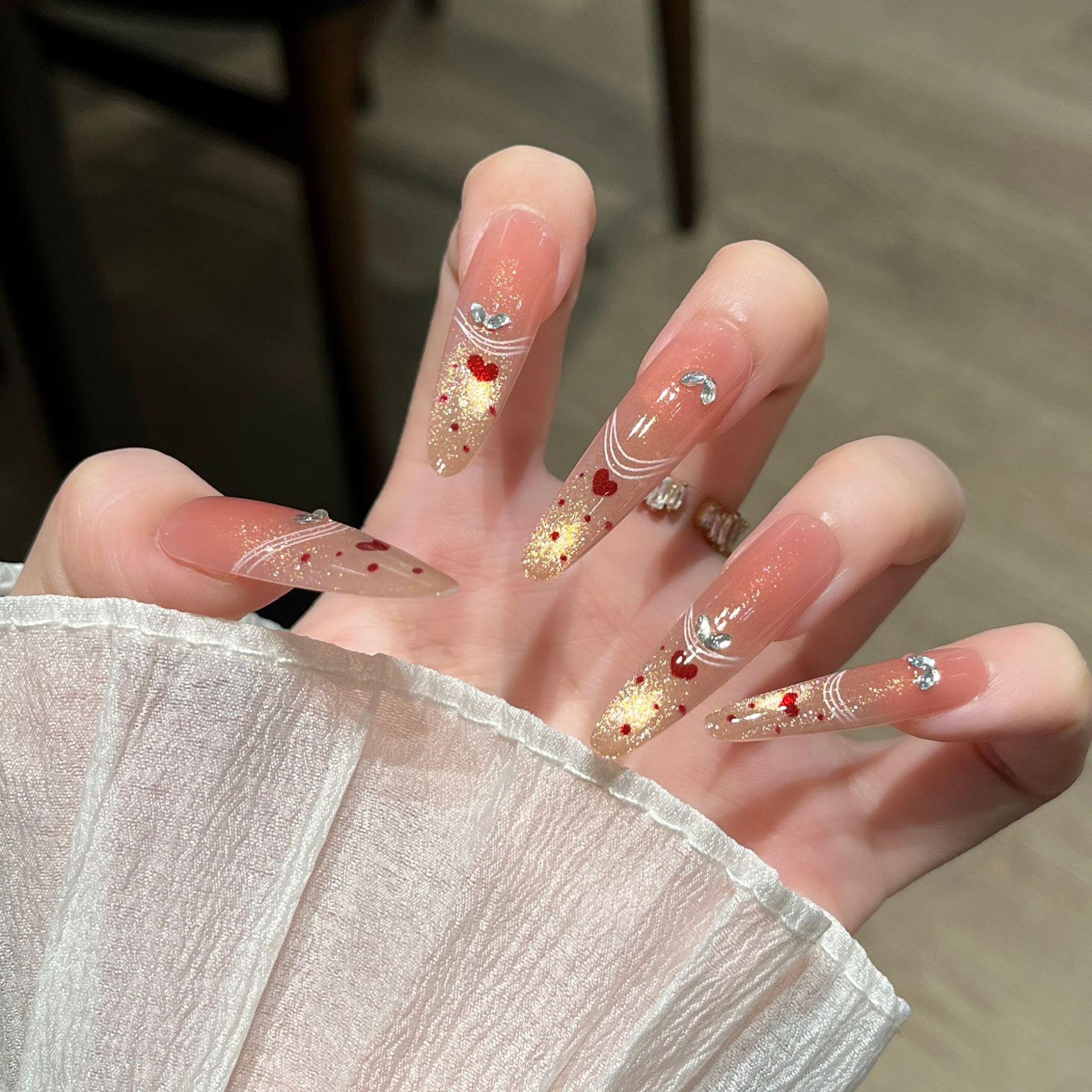 Uña de lujo ligera y lujosa, manicura blanca, uñas falsas, perros largos, uñas doradas, productos terminados