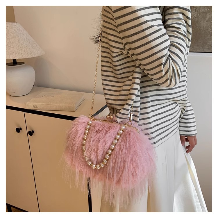 Women's Exquisite furry plush bag messenger bag autumn and winter plush bag pearl chain handbag_voghion.com