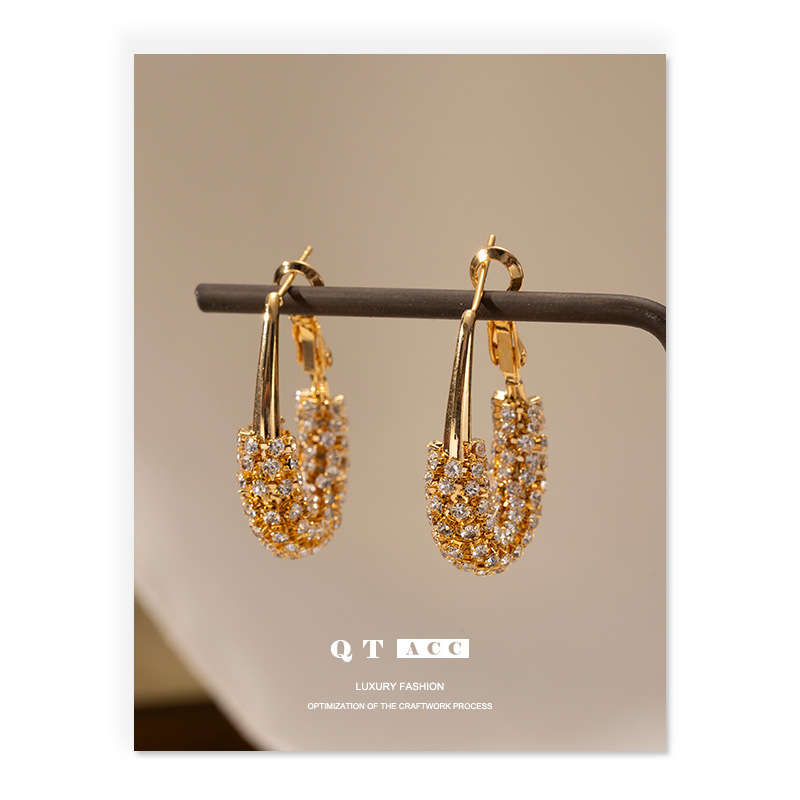Bronce chapado en oro de 18 quilates de moda europea y americana botones de orejas de alta calidad canasta plateada incrustada orejas de zircon simple y versátil