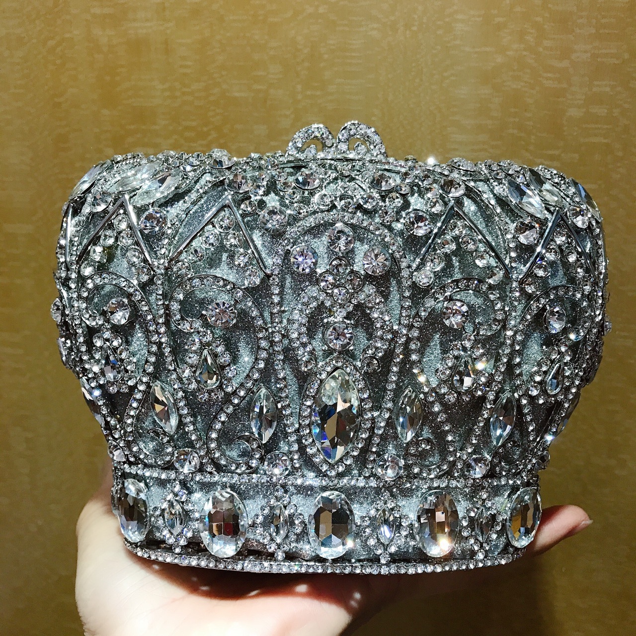 Fuente transfronteriza bolsas de cena con diamantes en forma de corona bolsas de cristal Europa y América vestido de banquete bolsas de mano cadena