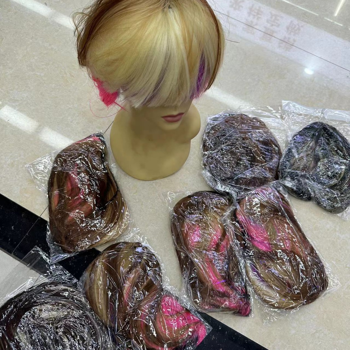 Manejo al por mayor despeje de estudiantes pelucas de pelo corto recto colorido al azar entrega de pelucas