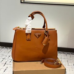 春夏新款平纹杀手包1ba274头层牛皮真是p家三角标32cm软羊皮内