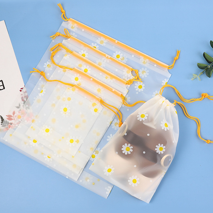 つや消し漫画の熊のポケットの卸売りの洗面器のタオルのバスタオルの旅行の収納のロープを引く袋の小さいロットは印刷します。|undefined