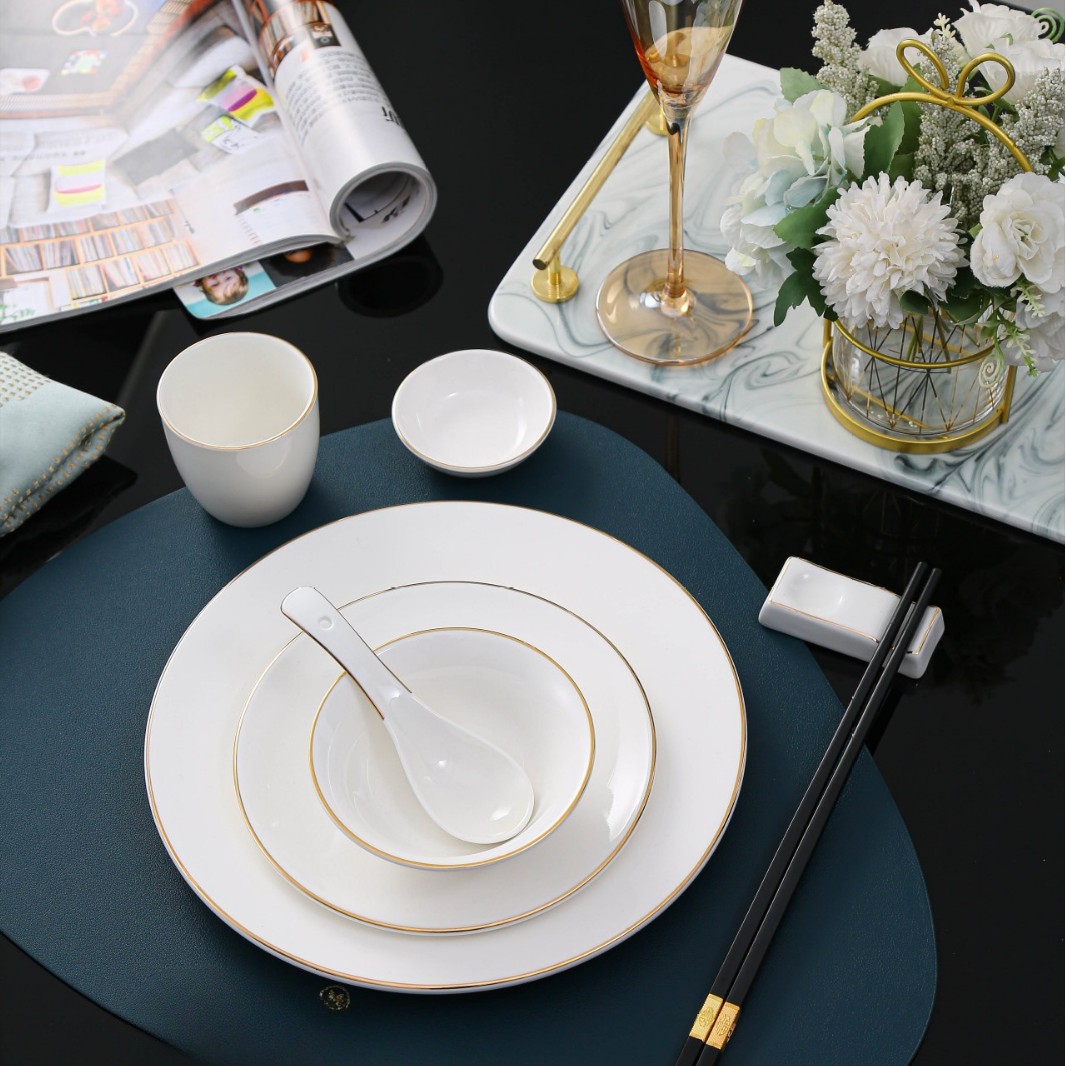 Eight-piece gold-rimmed fin bowl setting set