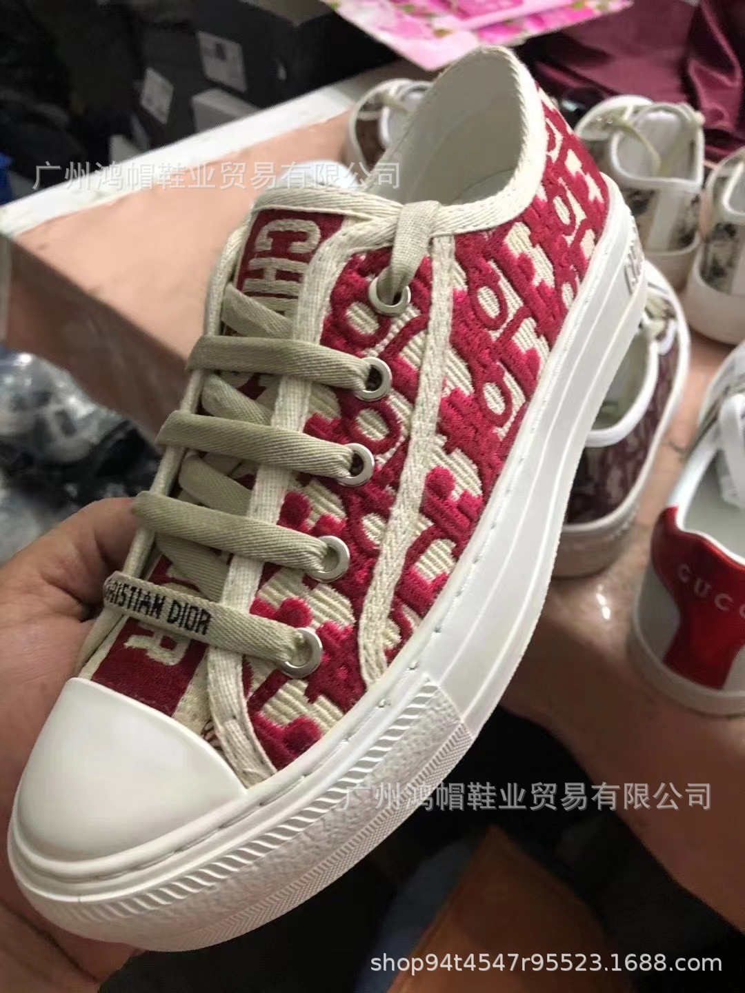 2024 Estación europea Primavera Nuevo estilo Bordado Alfabeto D Hogar Mujer Trendy ins Todo fósforo nicho Otoño Zapatos de lona plana Fondo plano