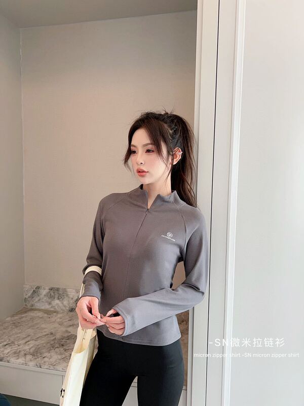 半開きのファスナーのミクロンの底のシャツの女性の秋冬の新型のプリントのアルファベットのファスナーのシャツの高級感の修身は底の上着を打ちます。|undefined