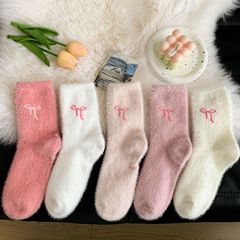 靴下女性の冬のミンクベルベットリボンぬいぐるみ靴下かわいい甘いミッドチューブソックス厚く暖かい睡眠靴下