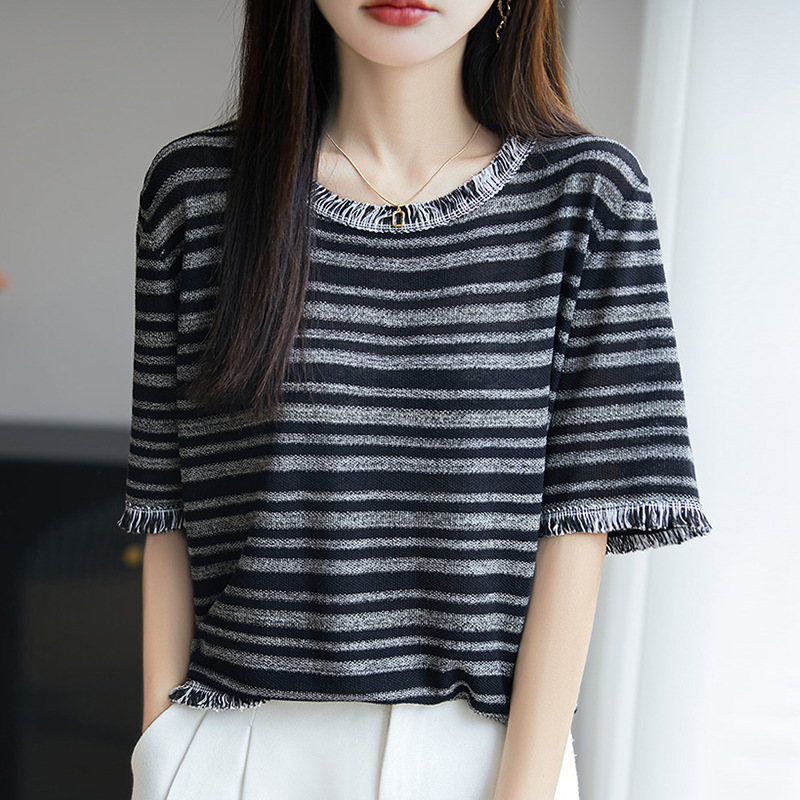 Áo thun nữ tay ngắn kẻ sọc cổ tròn, chất liệu dệt kim lụa băng mát mẻ, form rộng thoải mái — Cộc tay cổ tròn