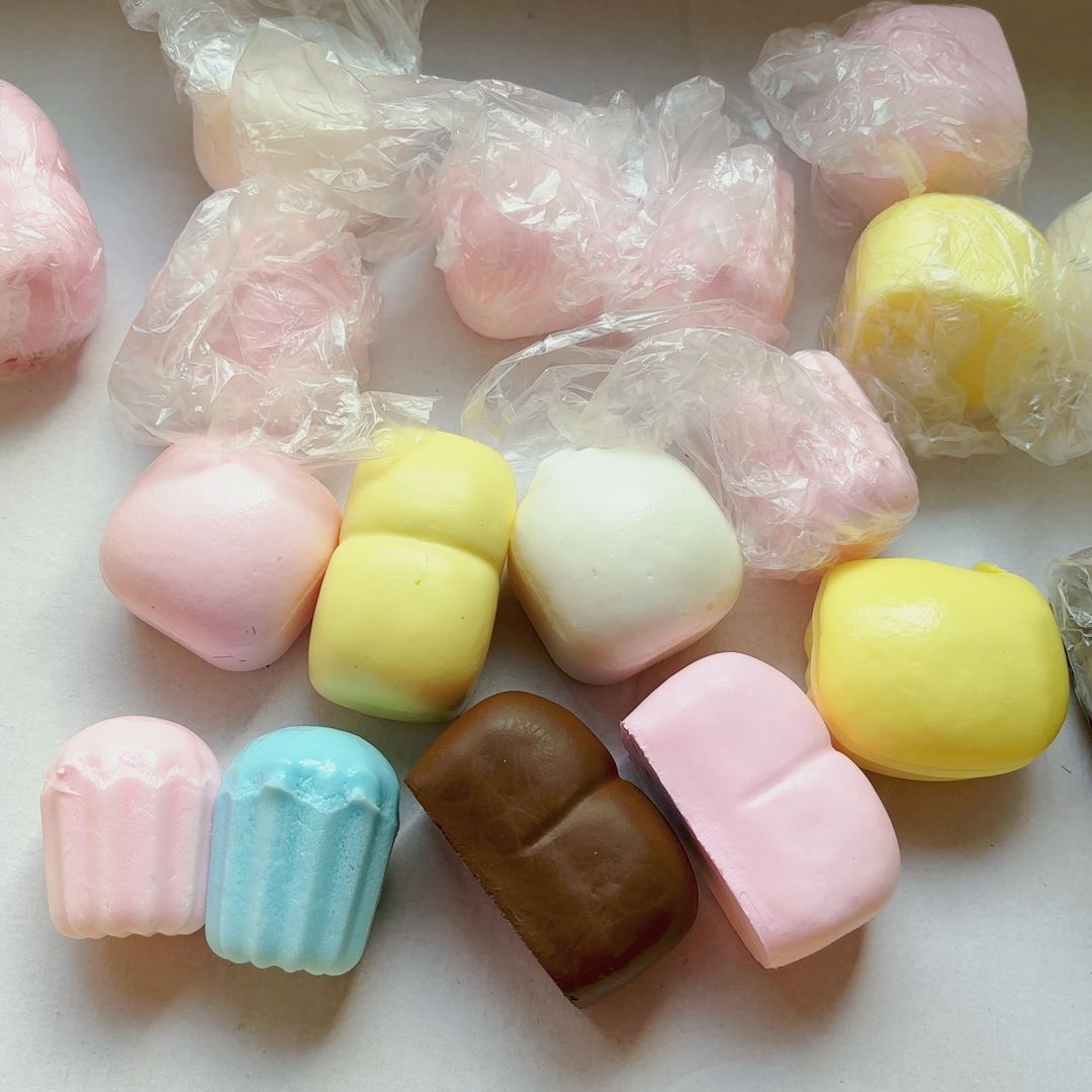 무작위로 젖은 부드러운 색상의 작은 느린 리바운드