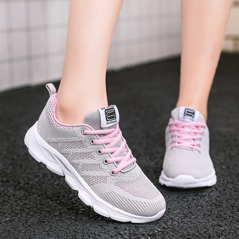 Zapatos de madres suaves de calidad zapatos de carreras deportivos casuales de tejido volante estilo coreano ligero y simple estilo de moda juvenil