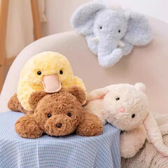 正規版のかわいいうつ伏せ姿のヒグマのウサギのぬいぐるみのぬいぐるみのぬいぐるみのアヒルのソファーの置物の子供は枕を抱いてかわいいです。