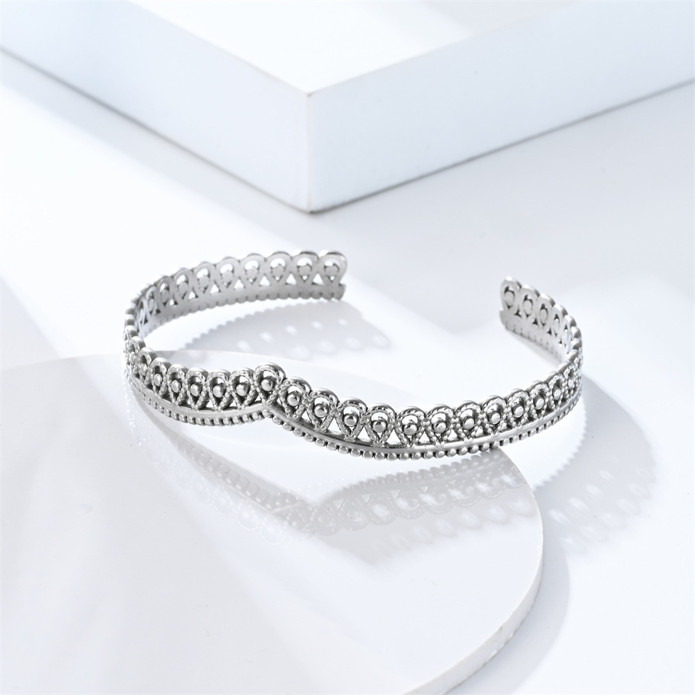Daily Occasion Stainless Steel Material Casual Simple Style Crown Stainless Steel Polishing Hollow Out Bangle