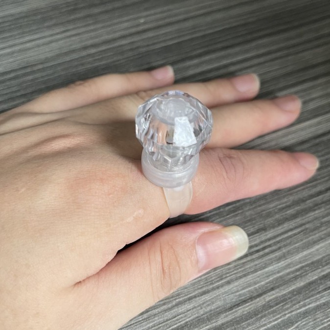 Anillo de luz LED brillante para dedos, barra de luz intermitente para conciertos, fiestas, animación, brillo en la oscuridad, soporte de diamante.