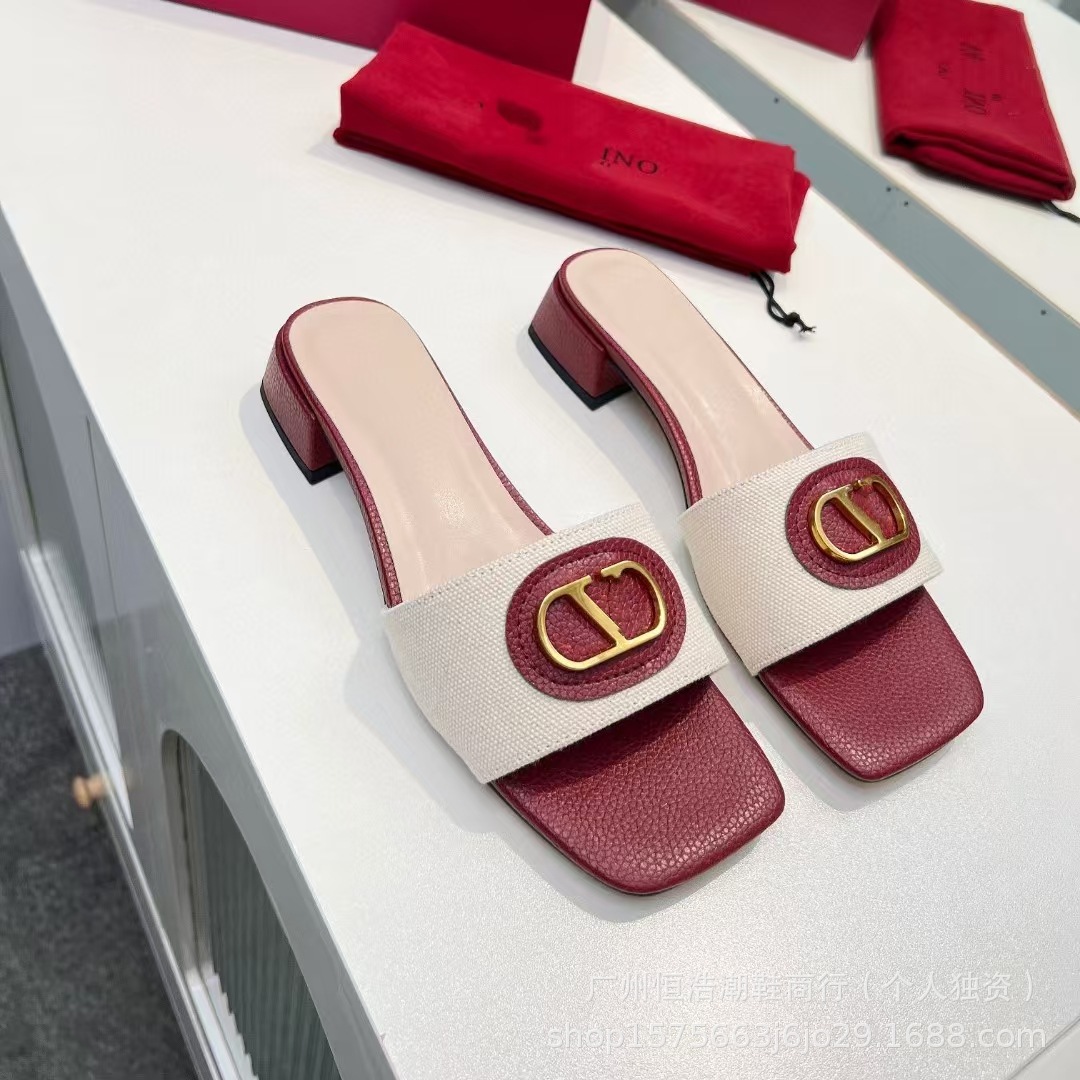 Alta versión 2025V casa de tacón bajo punta cuadrada punta abierta zapatillas clásicas de mujer con hebilla en V zapatillas de mujer de cuero exterior zapatillas de mujer
