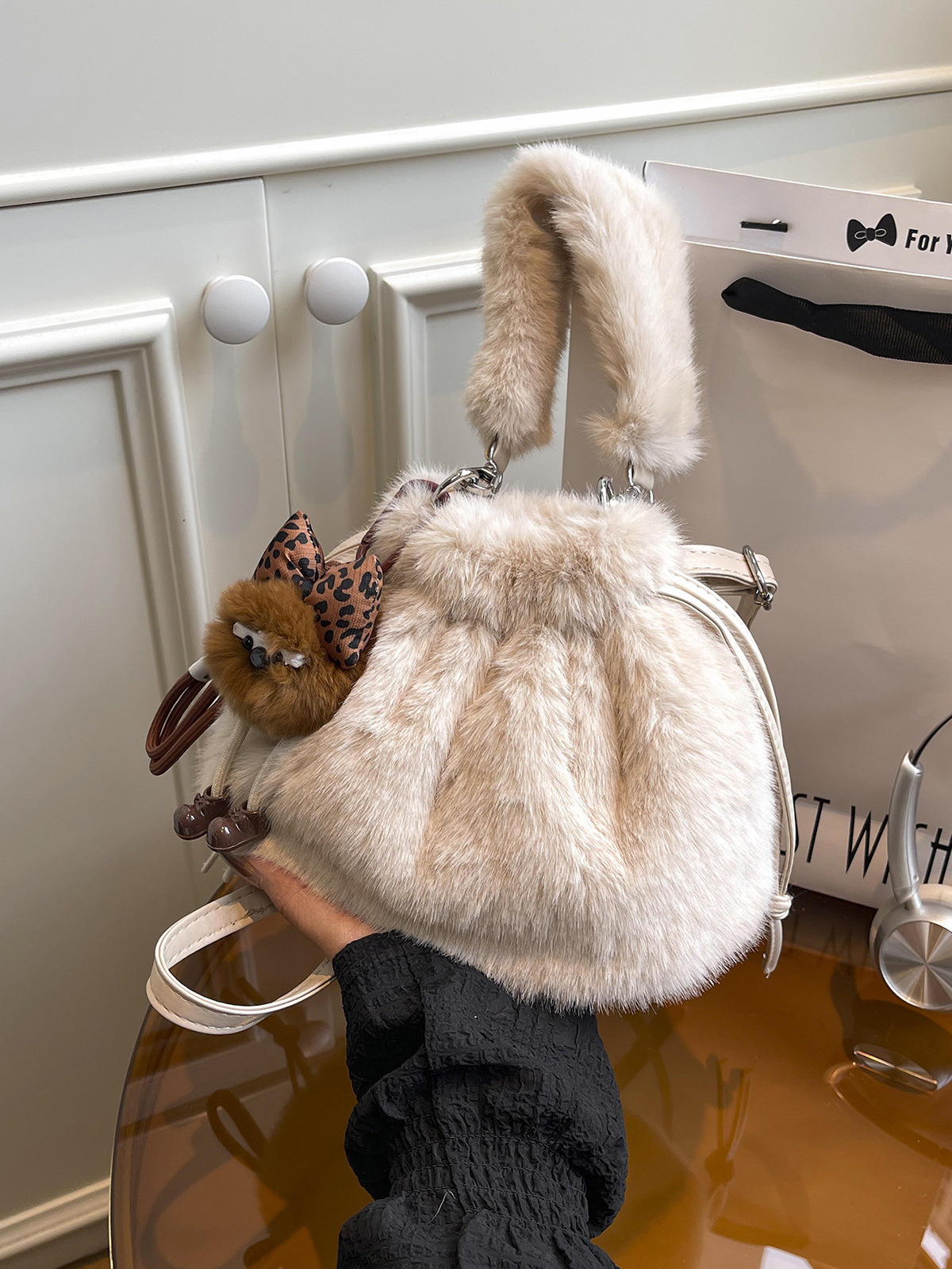 Otoño y invierno explosivo bolso peludo para mujeres 2026 nuevo bolso de mochila versátil súper caliente nicho bolso peludo bolso de cubo