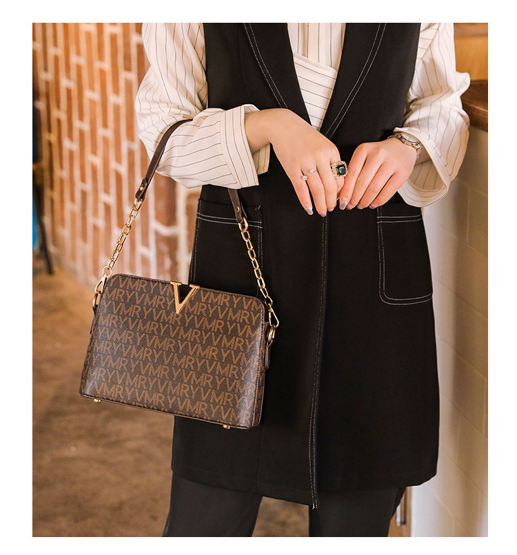 2023 spring and summer new women's bags are fashionable and easy to take retro printing shell bag Messenger shoulder bag chain hand bag trendy_voghion.com