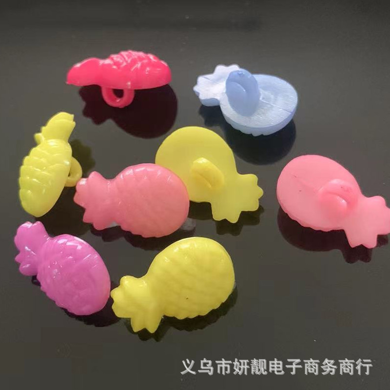小额批发彩色可爱卡通儿童纽扣菠萝形纽扣服装辅料头饰