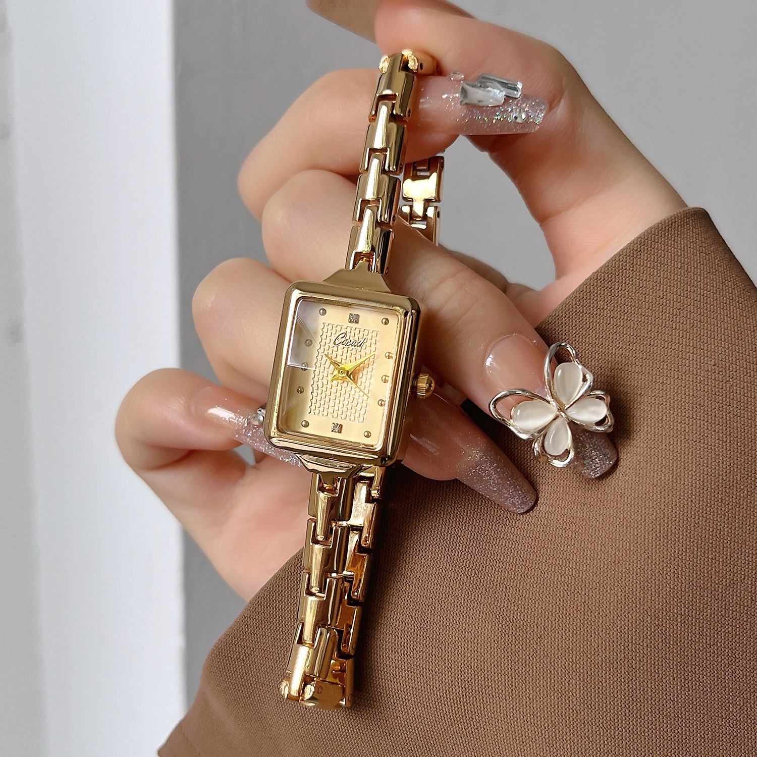 Vintage klein retro gouden horloge met quartz uurwerk, rechthoekig, lichtgewicht, luxe design, herenhorloge_voghion.com