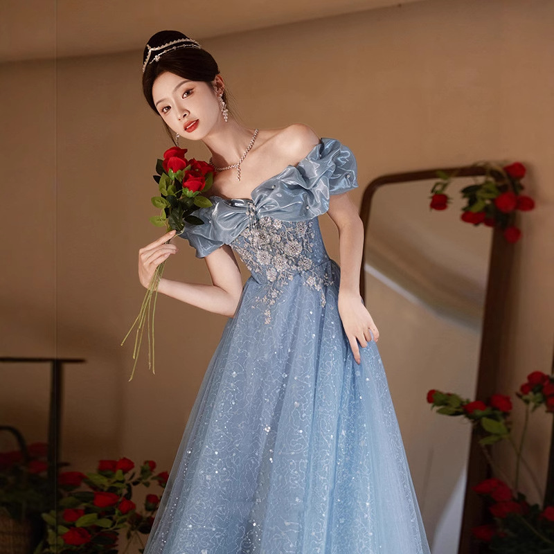 Un hombro azul vestido de noche 2025 nuevo estilo de gama alta hermoso lujo ligero nicho anfitrión de alto nivel sensación de reunión de año nuevo mujer