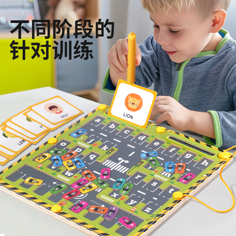 Tren de madera retrocede y entra en el almacén Tablero de conteo Juguete laberinto magnético