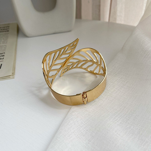 Manufacturer's new light luxury curtain straps metal spring hollow leaf curtain buckle household curtain clip wholesale
