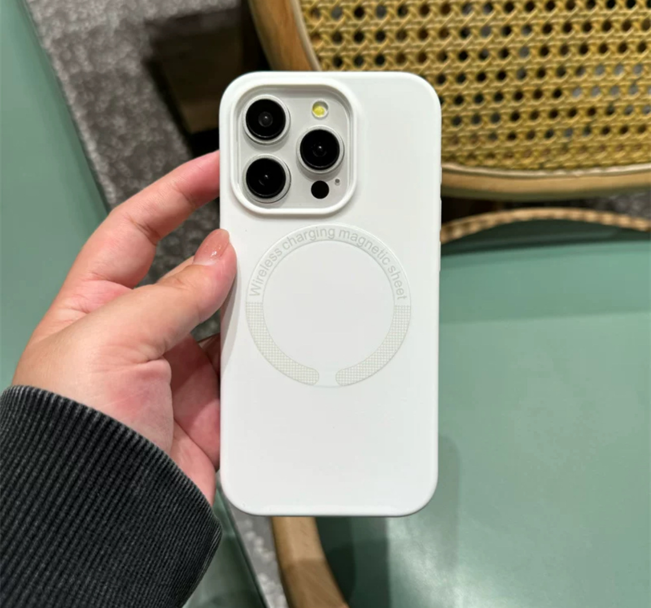 Nueva succión magnética de silicona líquida para iPhone15 funda para teléfono móvil 14ProMax agujero grande 12 Apple 13 hombres y mujeres 14