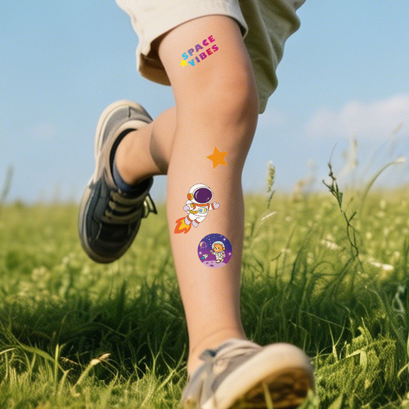 Nuevas pegatinas de tatuajes infantiles con temática espacial, pegatinas de tatuajes impermeables de dibujos animados de astronautas y naves espaciales, venta al por mayor en stock.