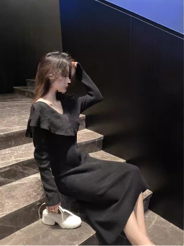 French-Style 2024 Black Long Sweater Dress with a Cool and Mature Vibe, Paired with a Coat, Off-Shoulder Knit Dress