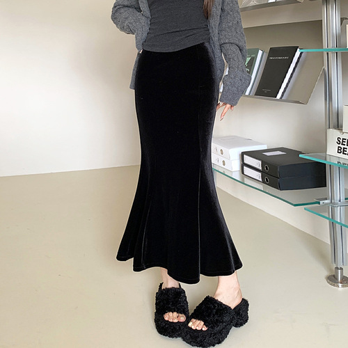 Simple gold velvet skirt, mermaid-style midi skirt—autumn/winter chic, slimming, figure-flattering, and versatile for a sleek, all-around look.