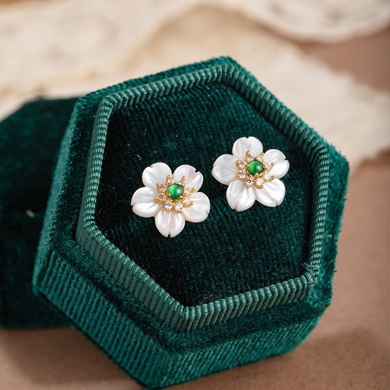 Pendientes de flores de color verde esmeralda de material peligroso natural Plata esterlina s925 blanco nácar niña Pendientes de temperamento suave y delicado mujer