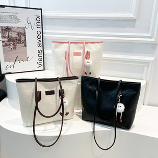 Large Capacity Bag Women's 2024 New Fashionable Winter Fashion Shoulder Bag Student Class Commuter All-match Tote Bag