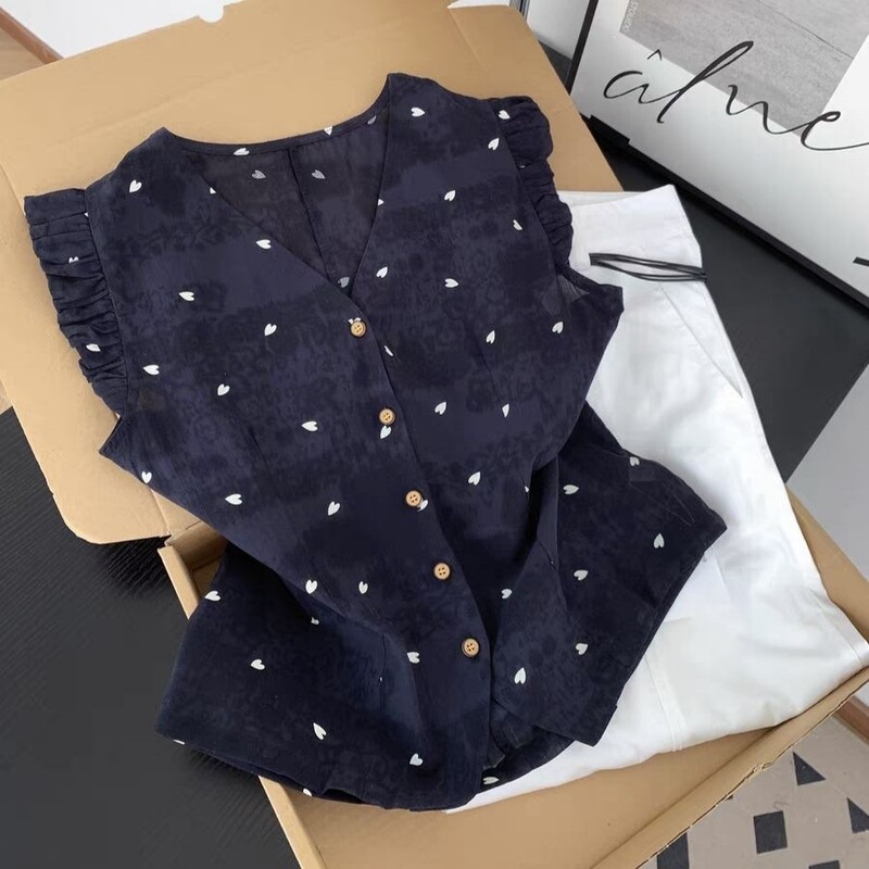 Fashionable and Stylish Age-Reducing Flutter-Sleeve Heart-Print Shirt for Women, Summer Beautiful Collar Thin Sleeveless Top